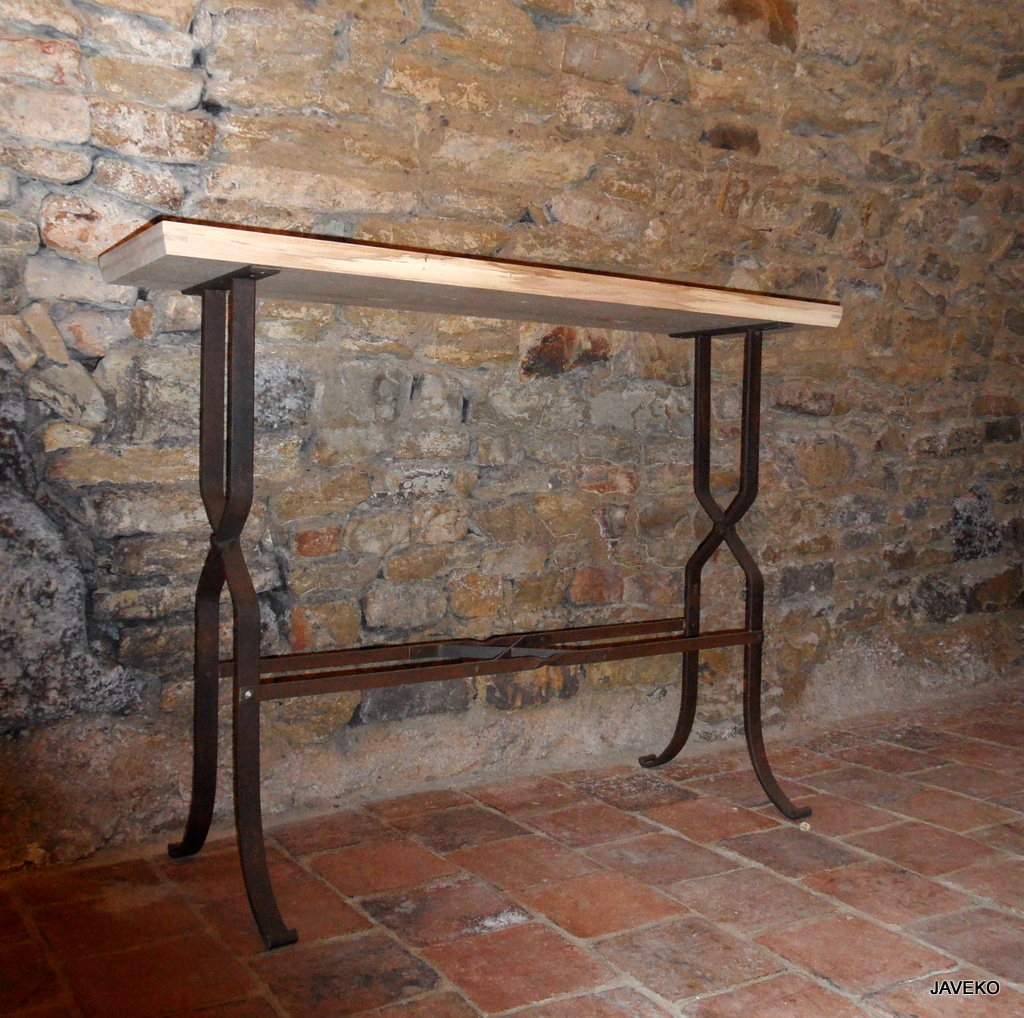 Kovaný stůl